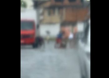 Lauro de Freitas: Vídeo mostra homem sendo espancado após sair da prisão