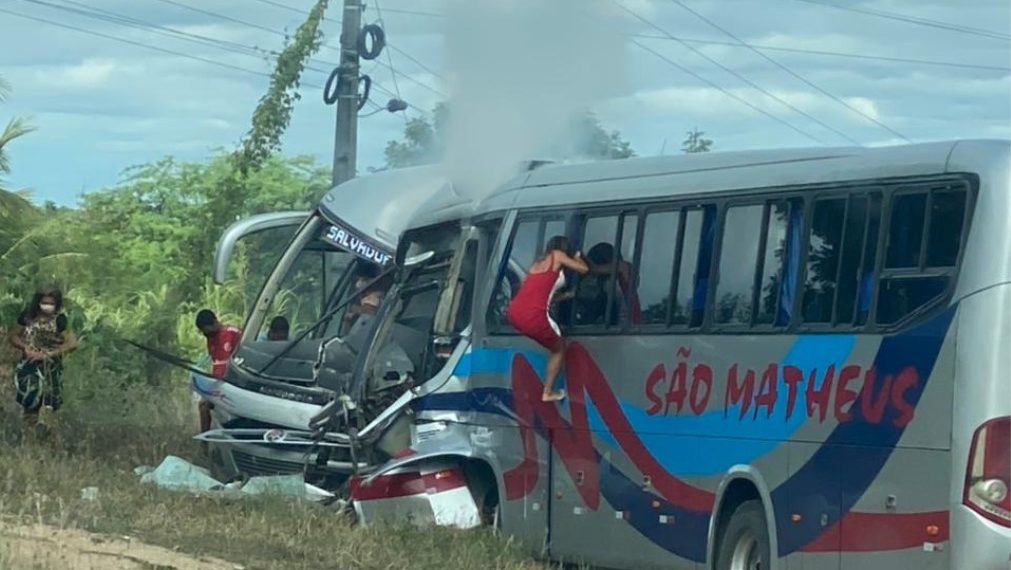 Vídeo; dois ônibus batem de frente na BA-129 em Retirolândia, Bahia