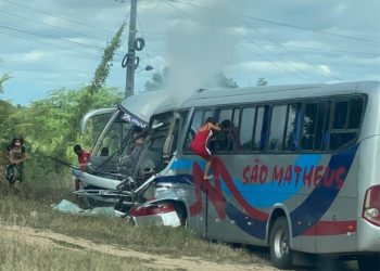 Vídeo; dois ônibus batem de frente na BA-129 em Retirolândia, Bahia