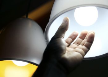 Governo anuncia fim da tarifa extra para consumidores de energia