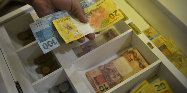 Salário mínimo de R$ 1.412 será pago a partir de fevereiro, referente a janeiro