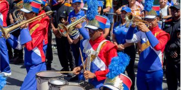 Educação e cidadania marcam participação da rede municipal no desfile pelos 64 anos de Lauro de Freitas