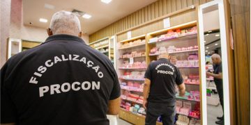 Procon de Lauro de Freitas reforça proteção ao consumidor com fiscalização em lojas de cosméticos