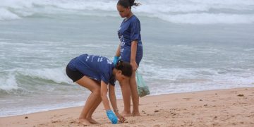 Lauro de Freitas promove mutirão de limpeza e conscientização ambiental na Praia do Surf