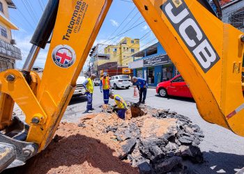 Prefeitura de Lauro de Freitas realiza manutenção da rede de drenagem em Vila Praiana para prevenir alagamentos