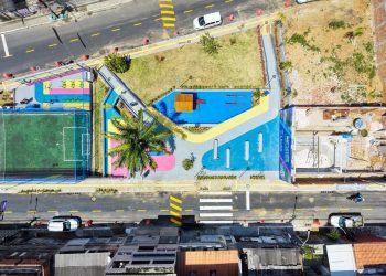 Lauro de Freitas entrega nova Praça Santa Bárbara em Itinga com campo de grama sintética e melhorias viárias