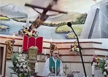 Padre morre após ser atingido por cruz de madeira durante missa no Equador