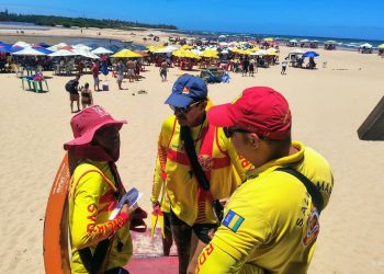 Salvamar intensifica orientações de segurança e prevenção para banhistas na orla de Lauro de Freitas