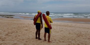Chuva e feriadão de Finados: Salvamar de Lauro de Freitas alerta para riscos no banho de mar